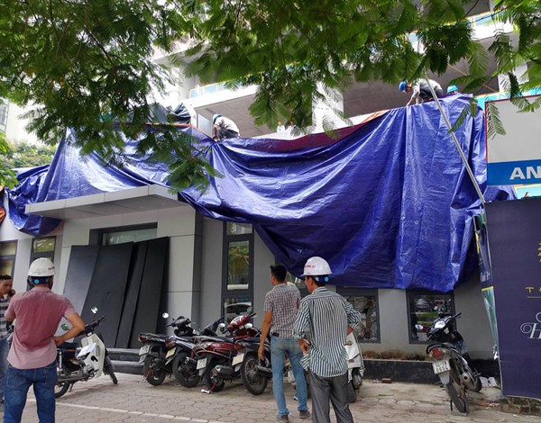 Đứt cáp, giàn giáo rơi xuống làm sập mái nhà điều hành chung cư tại Mễ Trì, Hà Nội - Ảnh 6.