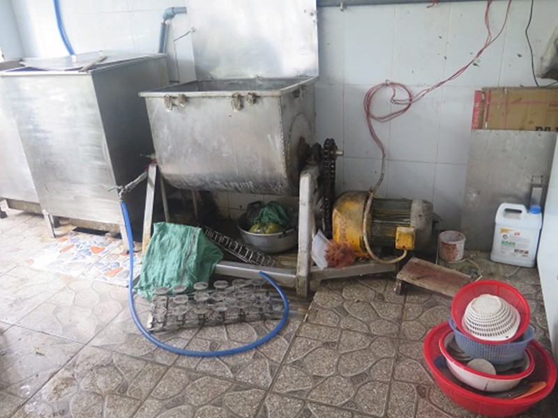 Sốc: Cơ sở sản xuất thực phẩm ở TP.HCM làm chả lụa bẩn trong khu vực nhà vệ sinh - Ảnh 3.