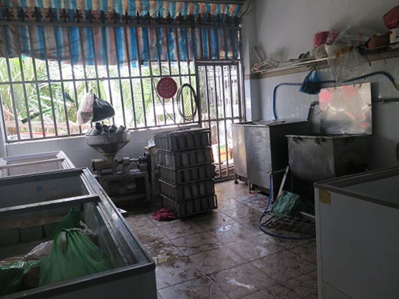 Sốc: Cơ sở sản xuất thực phẩm ở TP.HCM làm chả lụa bẩn trong khu vực nhà vệ sinh - Ảnh 2.