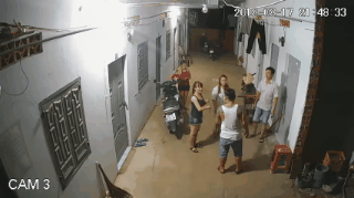 Clip: Người đàn ông to béo, xăm trổ lao vào đánh đấm mạnh tay 2 cô gái trẻ tại xóm trọ gây phẫn nộ - Ảnh 2. Clip: Người đàn ông to béo, xăm trổ lao vào đánh đấm mạnh tay 2 cô gái trẻ tại xóm trọ gây phẫn nộ - Ảnh 2.