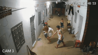 Clip: Người đàn ông to béo, xăm trổ lao vào đánh đấm mạnh tay 2 cô gái trẻ tại xóm trọ gây phẫn nộ - Ảnh 4. Clip: Người đàn ông to béo, xăm trổ lao vào đánh đấm mạnh tay 2 cô gái trẻ tại xóm trọ gây phẫn nộ - Ảnh 4.