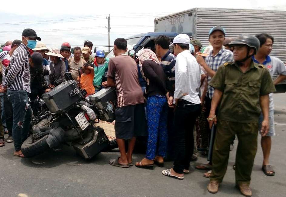 Xe phân khối lớn va chạm với ô tô tải, vợ chết, chồng nguy kịch - Ảnh 1.