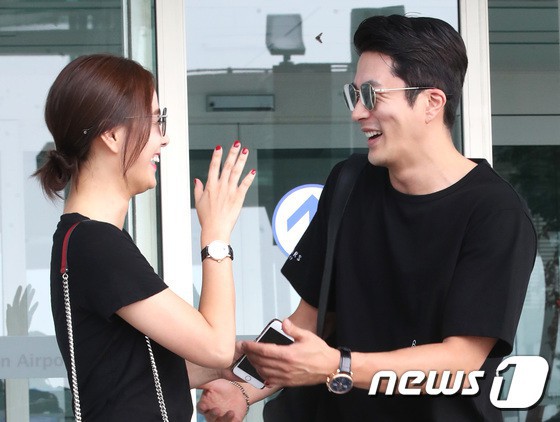 Nhờ lần xuất hiện này tại sân bay, vợ chồng Kwon Sang Woo và Hoa hậu Hàn chứng minh tình yêu 10 năm đẹp nhất Kbiz - Ảnh 13.