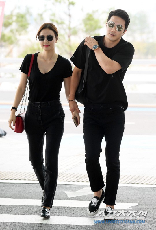 Nhờ lần xuất hiện này tại sân bay, vợ chồng Kwon Sang Woo và Hoa hậu Hàn chứng minh tình yêu 10 năm đẹp nhất Kbiz - Ảnh 6.