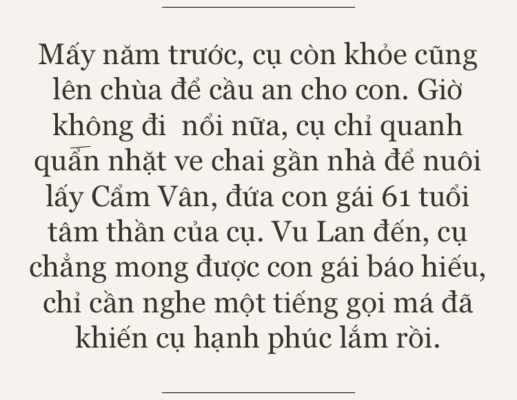 Vu Lan về, nhắc nhớ ở Sài Gòn có mẹ già lượm ve chai nuôi con tâm thần, người sống cô độc, chỉ ước một bữa no rồi chết - Ảnh 1.