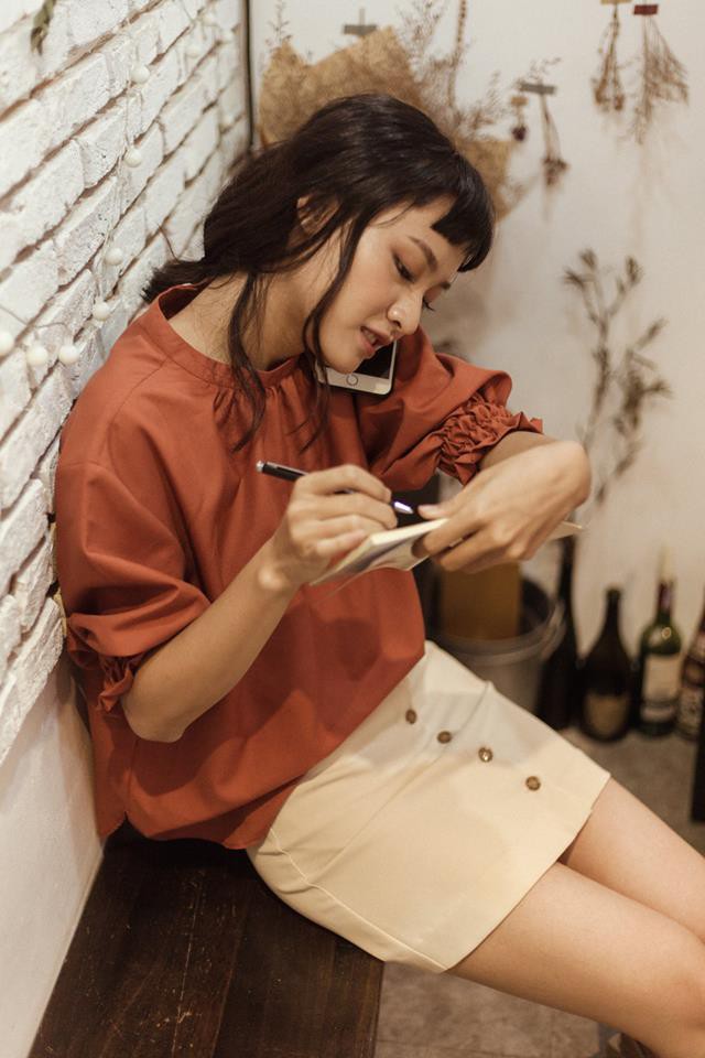 20 mẫu áo blouse siêu xinh từ các thương hiệu Việt chắc chắn sẽ đốn tim nàng trong những ngày giao mùa mát lịm - Ảnh 11.