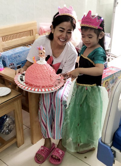 Hình ảnh Mai Phương ôm chặt con gái vào lòng trong buổi sinh nhật tại bệnh viện mà xót xa - Ảnh 1.