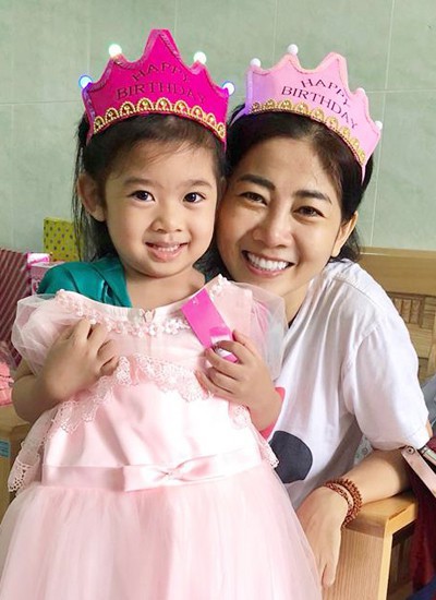Hình ảnh Mai Phương ôm chặt con gái vào lòng trong buổi sinh nhật tại bệnh viện mà xót xa - Ảnh 2.