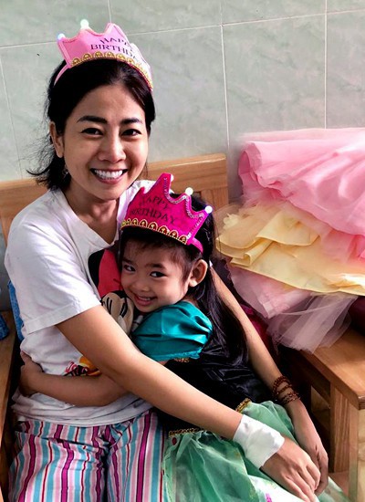 Hình ảnh Mai Phương ôm chặt con gái vào lòng trong buổi sinh nhật tại bệnh viện mà xót xa - Ảnh 4.