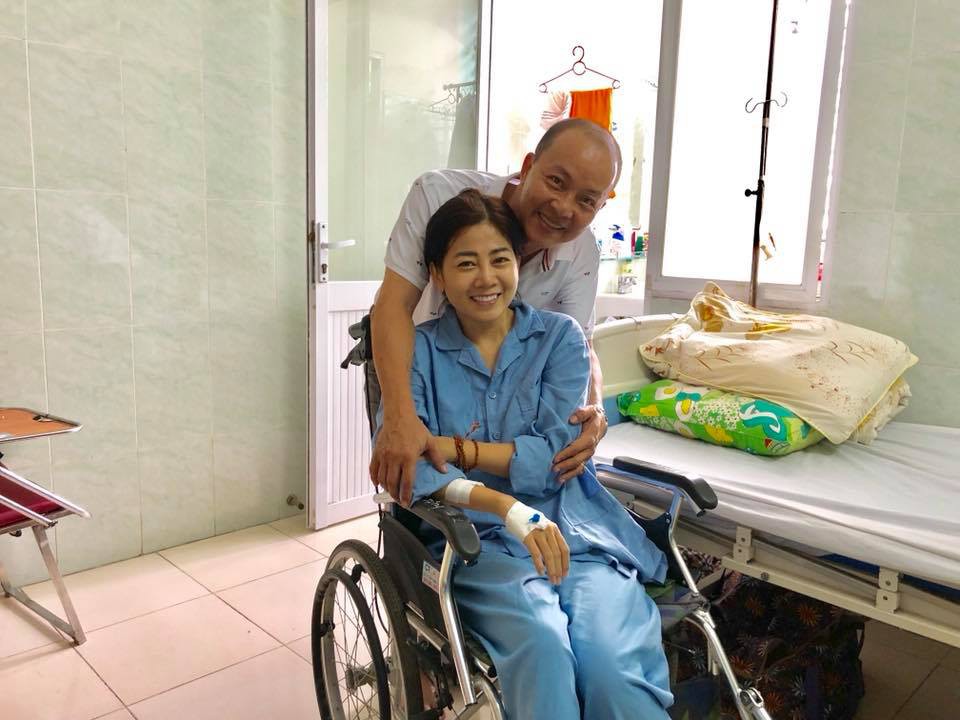 Diễn viên Mai Phương được bạn bè mang thuốc đặc trị ung thư từ Nhật về điều trị, hiện đã phải ngồi xe lăn - Ảnh 1.