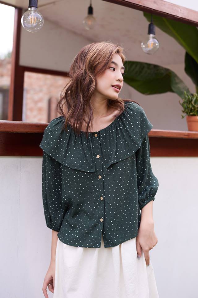 20 mẫu áo blouse siêu xinh từ các thương hiệu Việt chắc chắn sẽ đốn tim nàng trong những ngày giao mùa mát lịm - Ảnh 3.