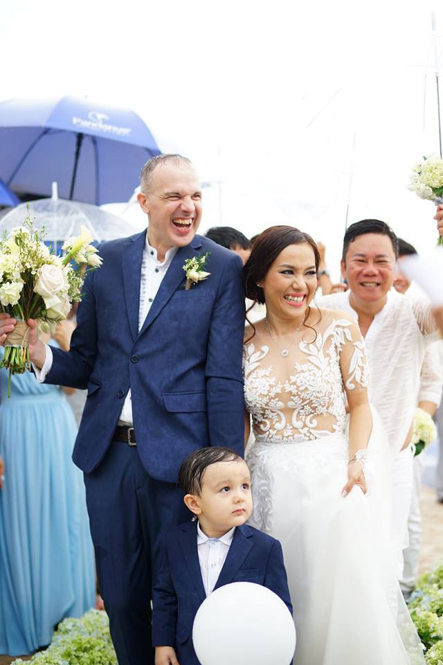 Lý Thanh Thảo Mùi ngò gai tổ chức đám cưới lãng mạn với chồng Tây ở bãi biển - Ảnh 4.