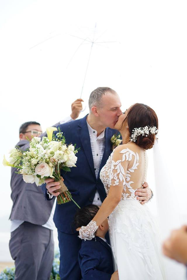 Lý Thanh Thảo Mùi ngò gai tổ chức đám cưới lãng mạn với chồng Tây ở bãi biển - Ảnh 7.