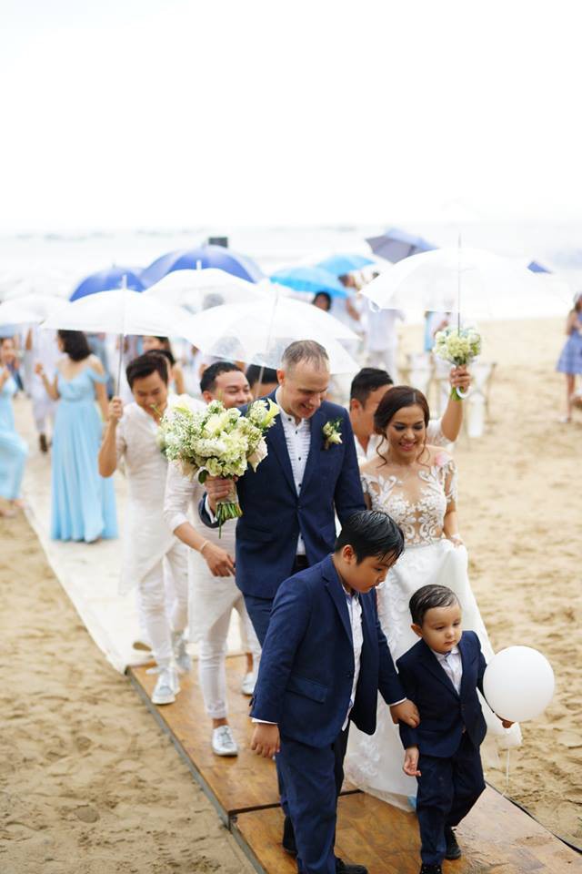 Lý Thanh Thảo Mùi ngò gai tổ chức đám cưới lãng mạn với chồng Tây ở bãi biển - Ảnh 9.