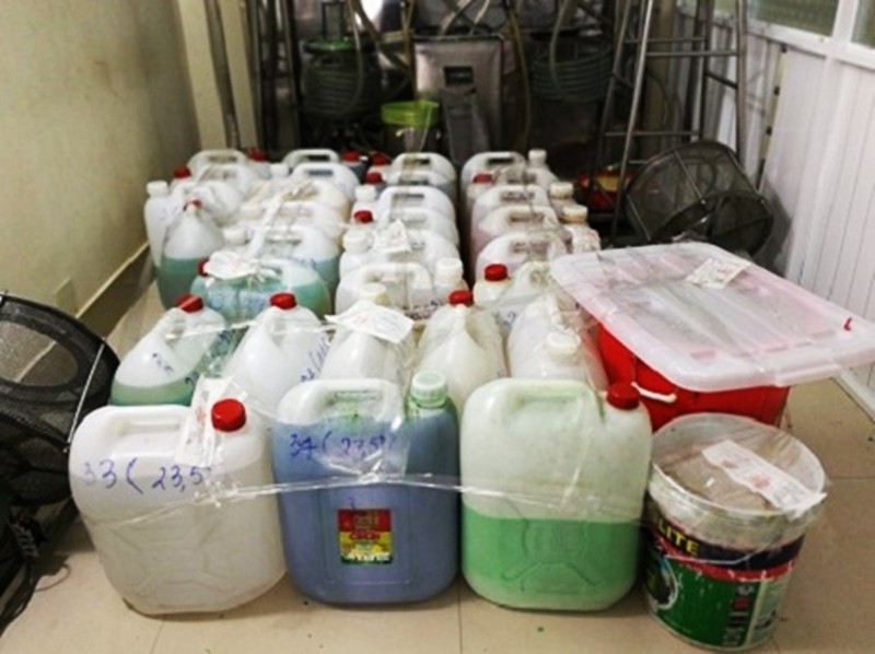 Vụ thuốc ho làm từ phẩm màu, dầu ăn ở TP.HCM: Bộ Y tế vào cuộc - Ảnh 2. Vụ thuốc ho làm từ phẩm màu, dầu ăn ở TP.HCM: Bộ Y tế vào cuộc - Ảnh 2.