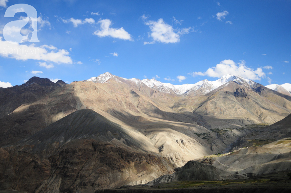 Ladakh - một Ấn Độ bình yên và đẹp đẽ đến mức ghé một lần nhớ một đời  - Ảnh 1.
