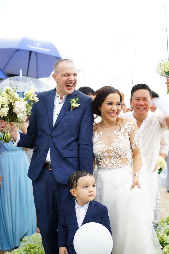 Cô dâu mới Lý Thanh Thảo đập đầu vào thành bể bơi, phải nhập viện kiểm tra ngay đêm tân hôn - Ảnh 5. Cô dâu mới Lý Thanh Thảo đập đầu vào thành bể bơi, phải nhập viện kiểm tra ngay đêm tân hôn - Ảnh 5.