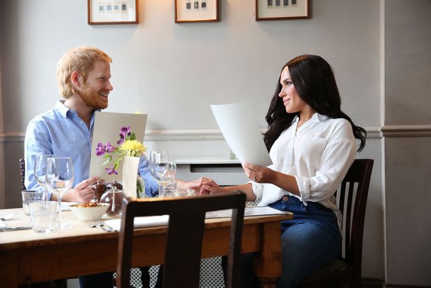 Người hâm mộ thích thú khi nhìn thấy Hoàng tử Harry và Meghan dắt thú cưng đi dạo trong công viên, đến tận nơi mới giật mình - Ảnh 3.