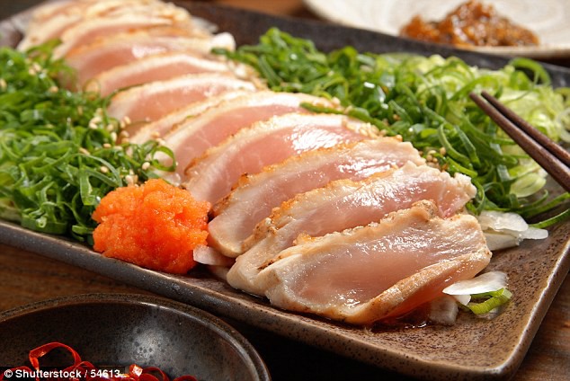 Ăn món ăn từ thịt gà theo kiểu Nhật, người đàn ông gần như bị mù vì nhiễm kí sinh trùng giun sán - Ảnh 1.