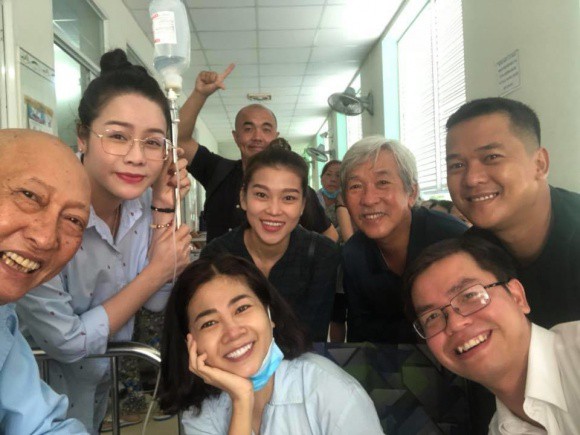 Hình ảnh đẹp nhất hôm nay: Mai Phương vui vẻ chụp ảnh cùng diễn viên Lê Bình, lạc quan đối diện bệnh ung thư  - Ảnh 1.