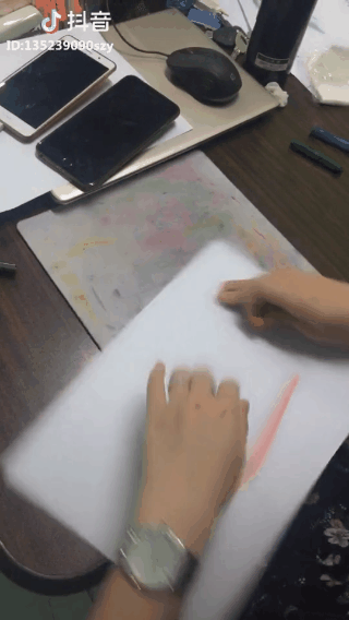 Bạn thích tự mình vẽ tranh? Vậy thử bút sáp màu nhé! Với bộ sáp màu đầy màu sắc, bạn hoàn toàn có thể tạo nên những bức tranh ấn tượng và độc đáo. Hãy cùng xem hình ảnh về cách vẽ tranh bằng bút sáp màu và được trải nghiệm sự sáng tạo của chính mình.