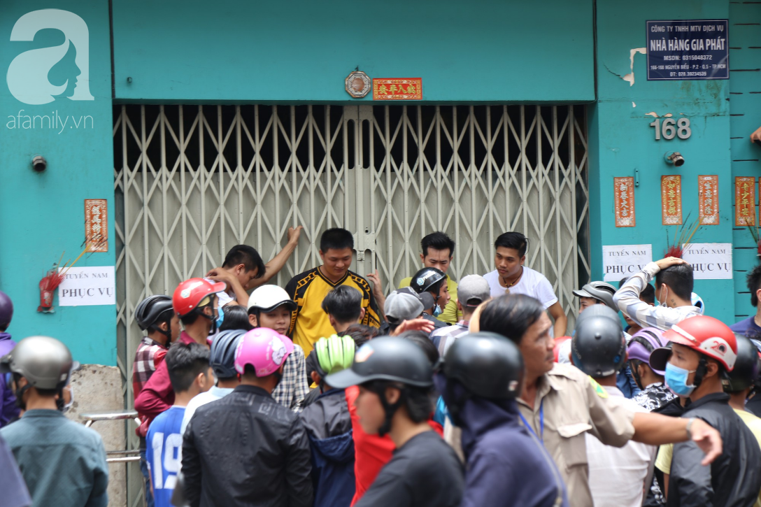 Hàng trăm thanh niên bất chấp nguy hiểm leo tường, chen nhau để giật đồ cúng cô hồn ở Sài Gòn - Ảnh 5.