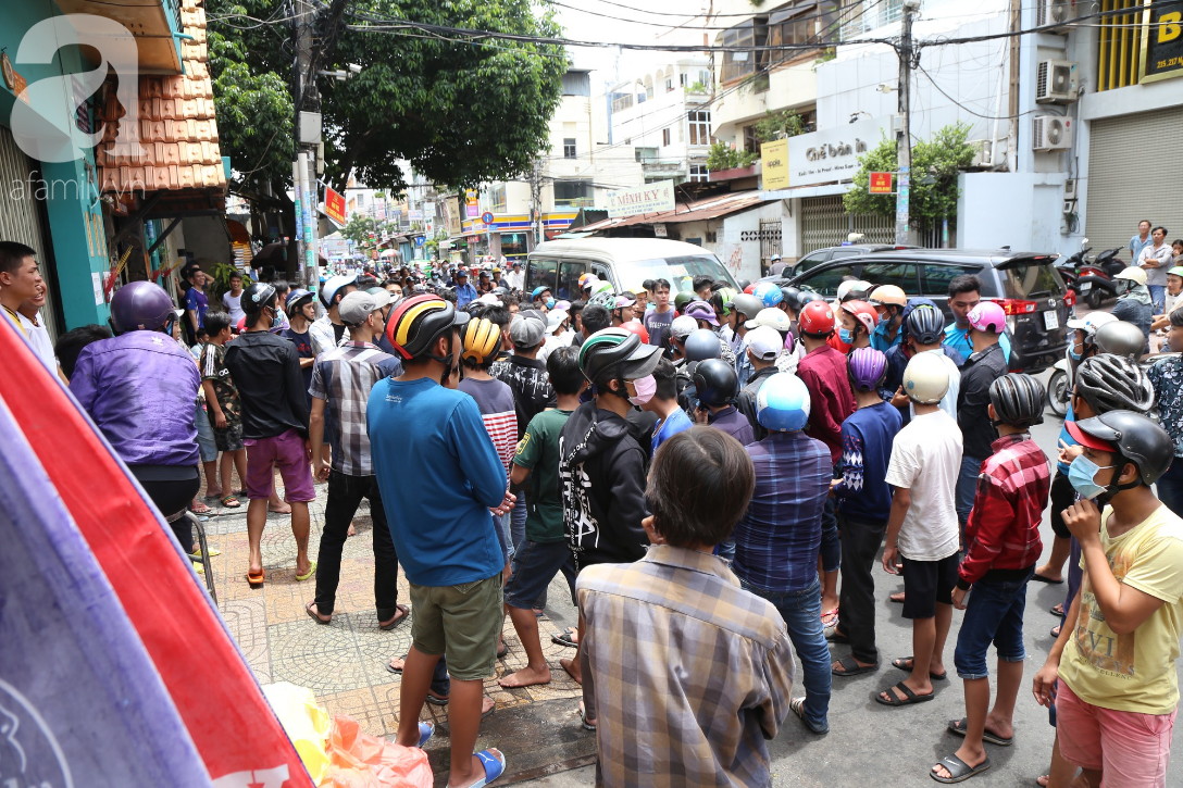 Hàng trăm thanh niên bất chấp nguy hiểm leo tường, chen nhau để giật đồ cúng cô hồn ở Sài Gòn - Ảnh 3.