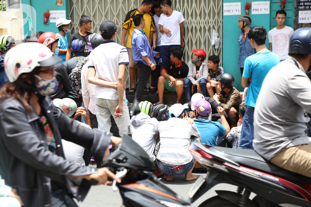 Hàng trăm thanh niên bất chấp nguy hiểm leo tường, chen nhau để giật đồ cúng cô hồn ở Sài Gòn - Ảnh 6.