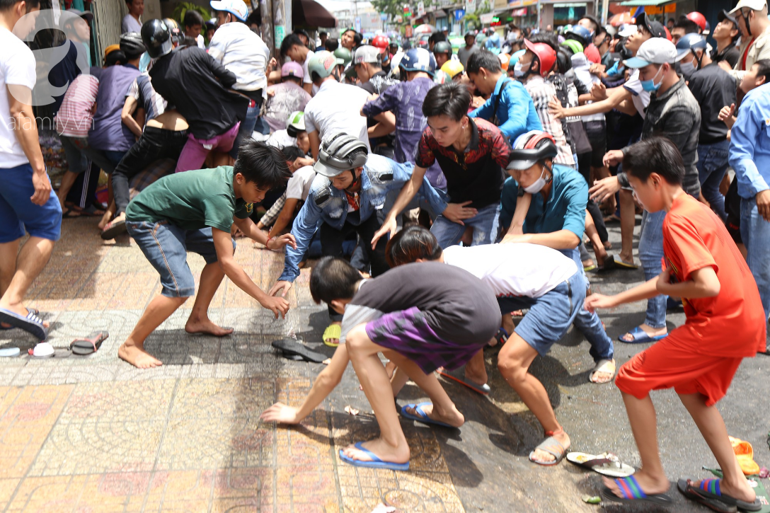 Hàng trăm thanh niên bất chấp nguy hiểm leo tường, chen nhau để giật đồ cúng cô hồn ở Sài Gòn - Ảnh 10.