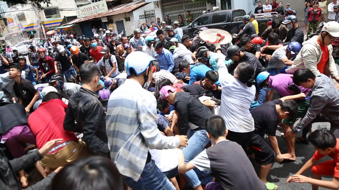 Hàng trăm thanh niên bất chấp nguy hiểm leo tường, chen nhau để giật đồ cúng cô hồn ở Sài Gòn - Ảnh 2.