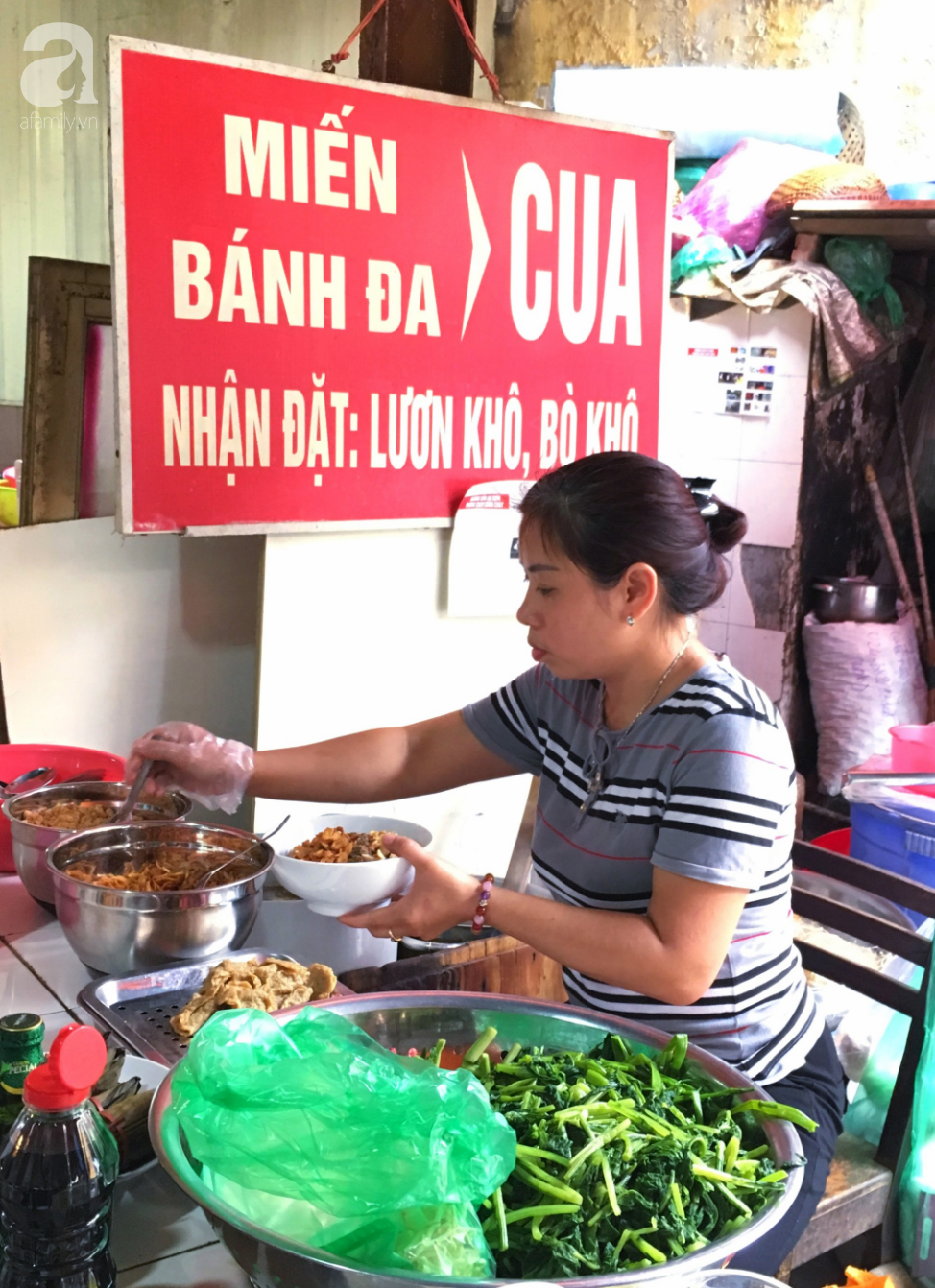 Khám phá quán bánh đa cua 25 năm tuổi trong chợ Châu Long khiến nhiều người khen tặng bánh đa cua ngon nhất Hà Nội - Ảnh 2.