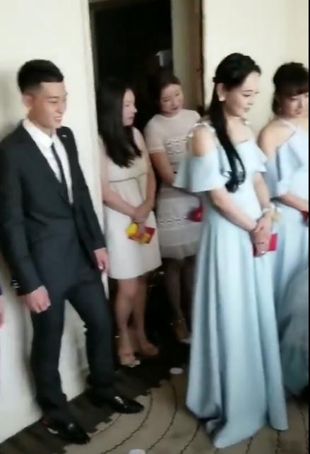 Những hình ảnh hiếm hoi trong đám cưới Trương Hinh Dư: Chú rể điển trai quỳ gối đi giày cho cô dâu - Ảnh 1.