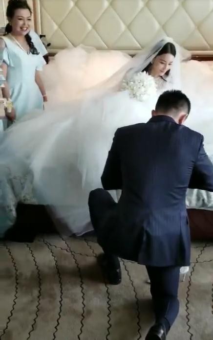 Những hình ảnh hiếm hoi trong đám cưới Trương Hinh Dư: Chú rể điển trai quỳ gối đi giày cho cô dâu - Ảnh 2.