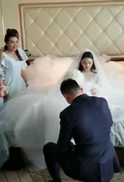 Những hình ảnh hiếm hoi trong đám cưới Trương Hinh Dư: Chú rể điển trai quỳ gối đi giày cho cô dâu - Ảnh 3.
