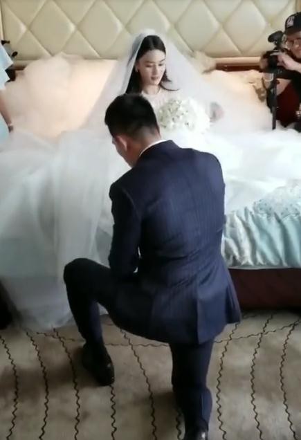Những hình ảnh hiếm hoi trong đám cưới Trương Hinh Dư: Chú rể điển trai quỳ gối đi giày cho cô dâu - Ảnh 4.