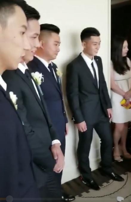 Những hình ảnh hiếm hoi trong đám cưới Trương Hinh Dư: Chú rể điển trai quỳ gối đi giày cho cô dâu - Ảnh 5.