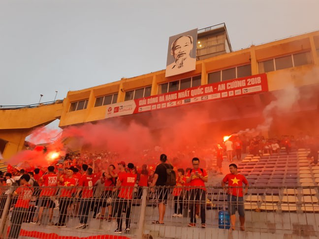 Hà Nội: Cô gái bị đưa về phường vì cùng bạn trai mang pháo đi cổ vũ đội tuyển Việt Nam - Ảnh 2.