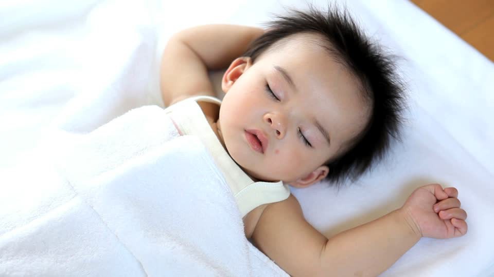 Hình ảnh này sẽ trả lời cho câu hỏi có nên dùng gối cho trẻ sơ sinh hay không? - Ảnh 4. Hình ảnh này sẽ trả lời cho câu hỏi có nên dùng gối cho trẻ sơ sinh hay không? - Ảnh 4.