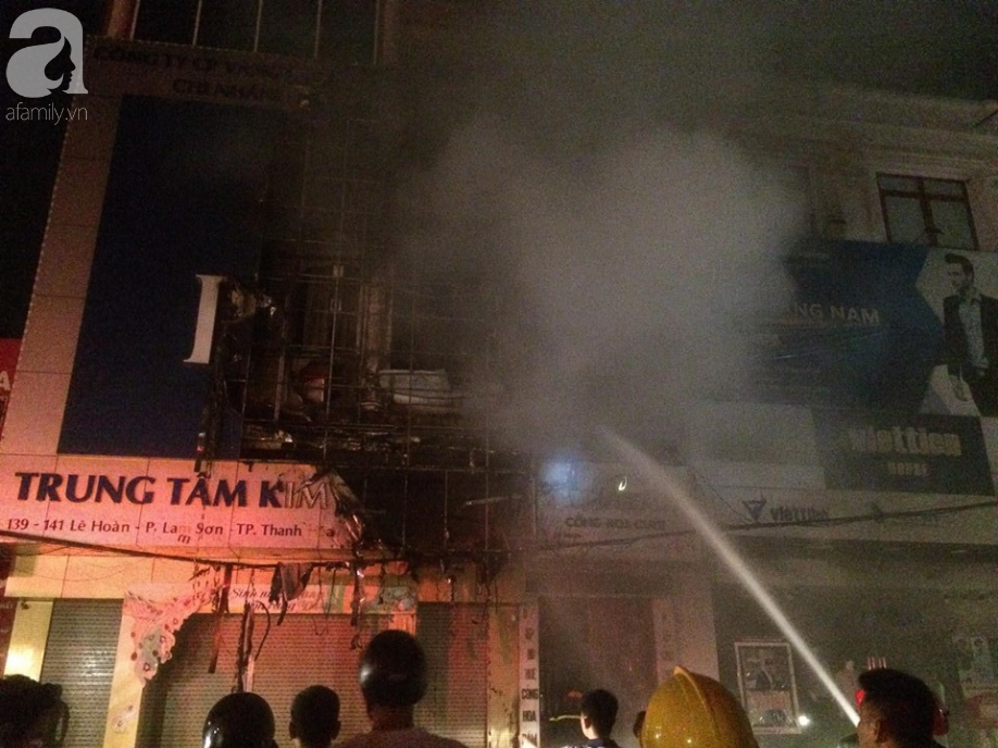 Hàng trăm người hoảng sợ theo dõi 3 căn nhà bùng cháy dữ dội trong đêm tại TP. Thanh Hóa - Ảnh 3.