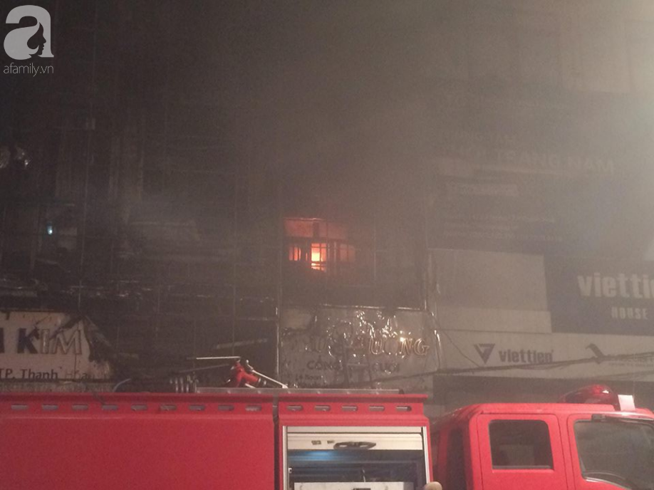 Hàng trăm người hoảng sợ theo dõi 3 căn nhà bùng cháy dữ dội trong đêm tại TP. Thanh Hóa - Ảnh 2.