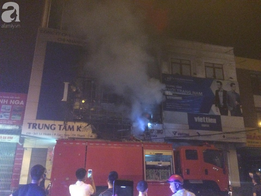 Hàng trăm người hoảng sợ theo dõi 3 căn nhà bùng cháy dữ dội trong đêm tại TP. Thanh Hóa - Ảnh 6.