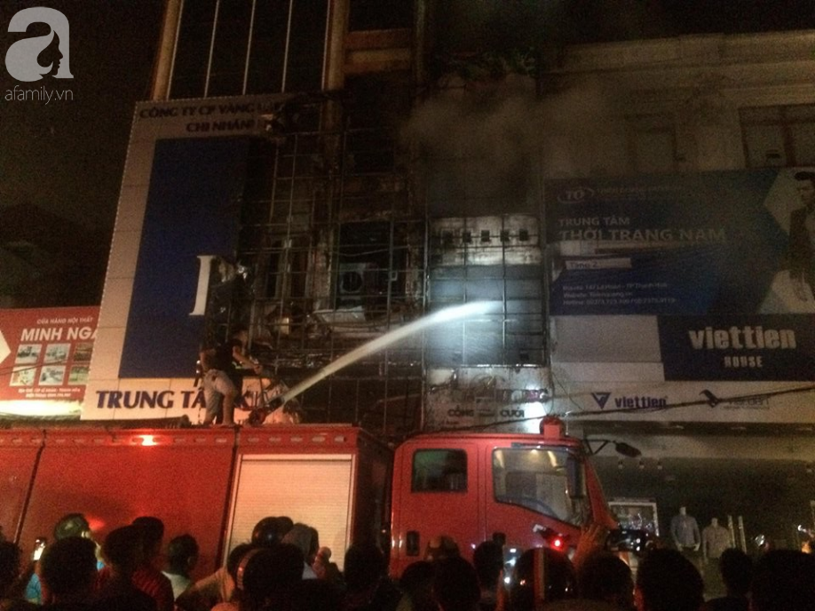 Hàng trăm người hoảng sợ theo dõi 3 căn nhà bùng cháy dữ dội trong đêm tại TP. Thanh Hóa - Ảnh 5.