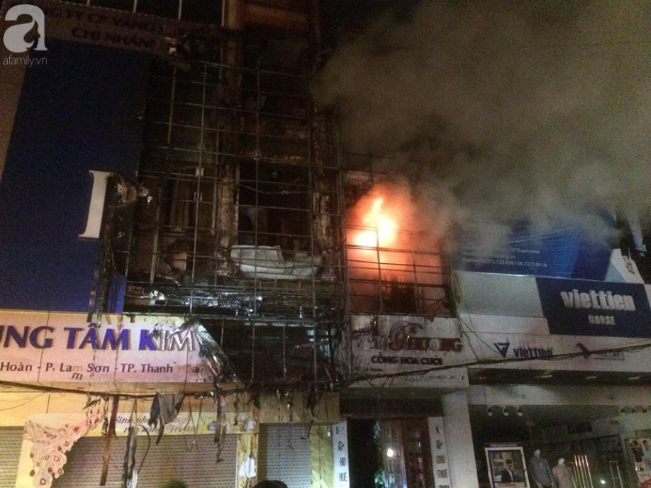 Hàng trăm người hoảng sợ theo dõi 3 căn nhà bùng cháy dữ dội trong đêm tại TP. Thanh Hóa - Ảnh 1.