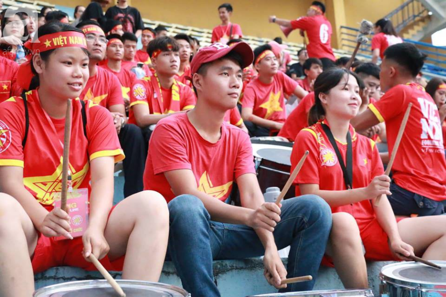 Cổ động viên kéo đến sân Hàng Đẫy cháy hết mình trước trận đấu giữa Olympic Việt Nam - Syria - Ảnh 3.