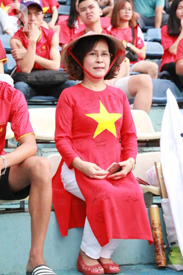Cổ động viên kéo đến sân Hàng Đẫy cháy hết mình trước trận đấu giữa Olympic Việt Nam - Syria - Ảnh 7.