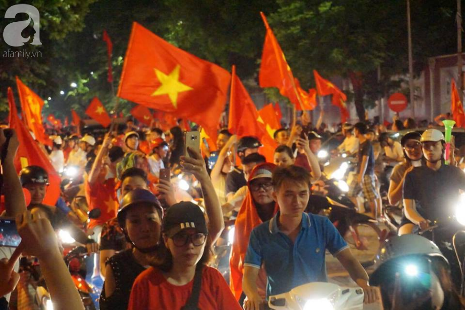 Cư dân chung cư HH Linh Đàm góp từng đồng thuê màn LED cỡ lớn cổ vũ Olympic Việt Nam đá bán kết ASIAD 2018 - Ảnh 1.