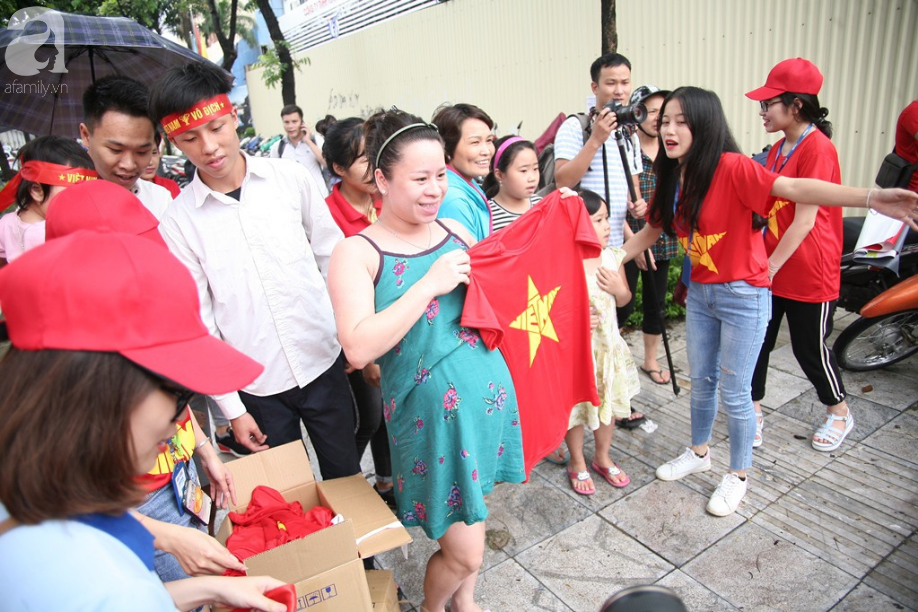 Bà bầu, trẻ nhỏ xếp hàng nhận cờ, áo, băng-rôn miễn phí trước trận Olympic Việt Nam đá bán kết ASIAD 2018 - Ảnh 4. Bà bầu, trẻ nhỏ xếp hàng nhận cờ, áo, băng-rôn miễn phí trước trận Olympic Việt Nam đá bán kết ASIAD 2018 - Ảnh 4.