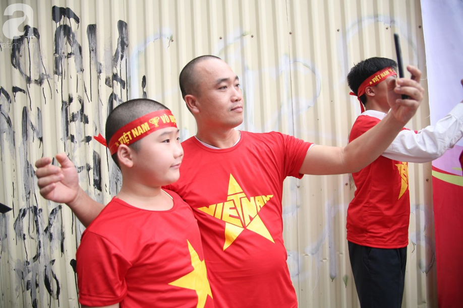 Bà bầu, trẻ nhỏ xếp hàng nhận cờ, áo, băng-rôn miễn phí trước trận Olympic Việt Nam đá bán kết ASIAD 2018 - Ảnh 5. Bà bầu, trẻ nhỏ xếp hàng nhận cờ, áo, băng-rôn miễn phí trước trận Olympic Việt Nam đá bán kết ASIAD 2018 - Ảnh 5.