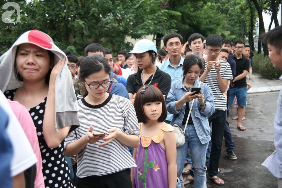 Bà bầu, trẻ nhỏ xếp hàng nhận cờ, áo, băng-rôn miễn phí trước trận Olympic Việt Nam đá bán kết ASIAD 2018 - Ảnh 2. Bà bầu, trẻ nhỏ xếp hàng nhận cờ, áo, băng-rôn miễn phí trước trận Olympic Việt Nam đá bán kết ASIAD 2018 - Ảnh 2.