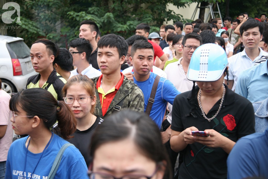 Bà bầu, trẻ nhỏ xếp hàng nhận cờ, áo, băng-rôn miễn phí trước trận Olympic Việt Nam đá bán kết ASIAD 2018 - Ảnh 3. Bà bầu, trẻ nhỏ xếp hàng nhận cờ, áo, băng-rôn miễn phí trước trận Olympic Việt Nam đá bán kết ASIAD 2018 - Ảnh 3.